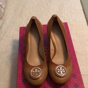 Tory Burch Caroline beige wedge shoes